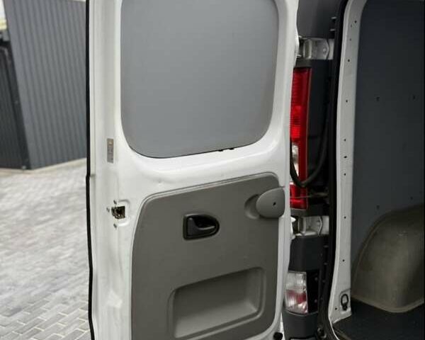 Білий Опель Віваро, об'ємом двигуна 2 л та пробігом 322 тис. км за 11200 $, фото 20 на Automoto.ua