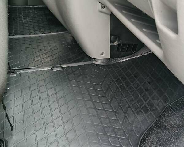 Белый Опель Виваро, объемом двигателя 2 л и пробегом 531 тыс. км за 9500 $, фото 7 на Automoto.ua