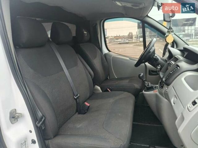 Белый Опель Виваро, объемом двигателя 2 л и пробегом 531 тыс. км за 9500 $, фото 2 на Automoto.ua