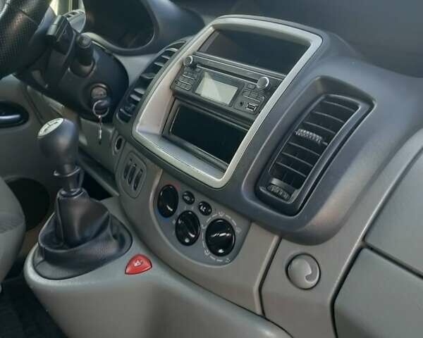 Белый Опель Виваро, объемом двигателя 2 л и пробегом 312 тыс. км за 10700 $, фото 22 на Automoto.ua