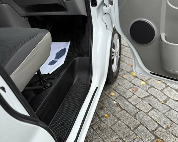 Белый Опель Виваро, объемом двигателя 2 л и пробегом 239 тыс. км за 12200 $, фото 15 на Automoto.ua