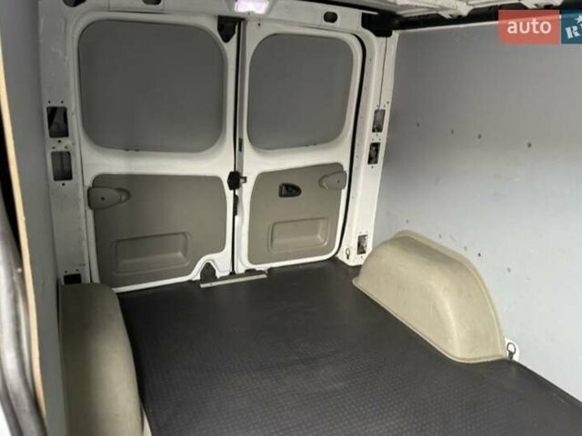 Білий Опель Віваро, об'ємом двигуна 2 л та пробігом 322 тис. км за 11200 $, фото 22 на Automoto.ua