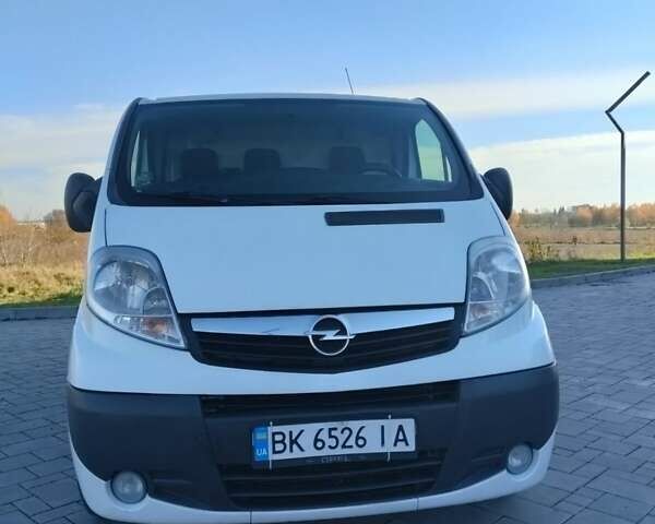 Белый Опель Виваро, объемом двигателя 2 л и пробегом 312 тыс. км за 10700 $, фото 4 на Automoto.ua
