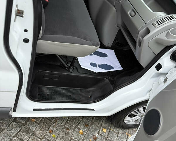 Белый Опель Виваро, объемом двигателя 2 л и пробегом 239 тыс. км за 12200 $, фото 13 на Automoto.ua