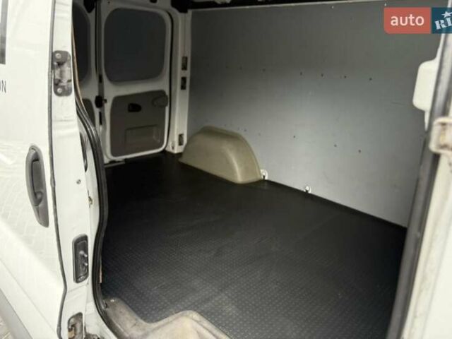 Білий Опель Віваро, об'ємом двигуна 2 л та пробігом 322 тис. км за 11200 $, фото 21 на Automoto.ua