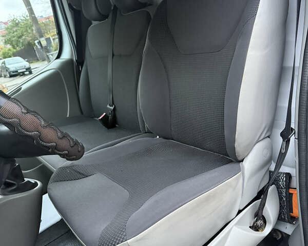 Белый Опель Виваро, объемом двигателя 2 л и пробегом 239 тыс. км за 12200 $, фото 17 на Automoto.ua