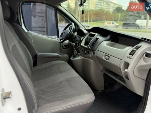 Білий Опель Віваро, об'ємом двигуна 2 л та пробігом 322 тис. км за 11200 $, фото 24 на Automoto.ua