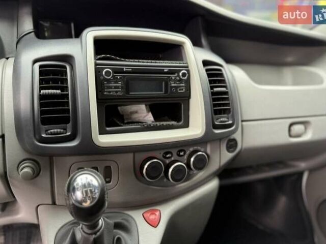 Білий Опель Віваро, об'ємом двигуна 2 л та пробігом 322 тис. км за 11200 $, фото 16 на Automoto.ua