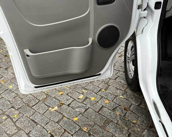 Белый Опель Виваро, объемом двигателя 2 л и пробегом 239 тыс. км за 12200 $, фото 18 на Automoto.ua