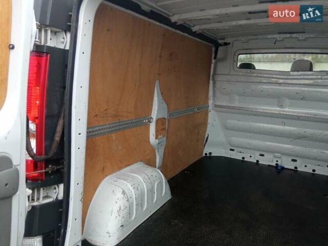 Білий Опель Віваро, об'ємом двигуна 2 л та пробігом 247 тис. км за 9500 $, фото 22 на Automoto.ua