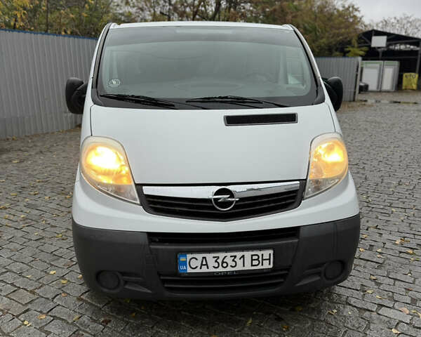 Белый Опель Виваро, объемом двигателя 2 л и пробегом 239 тыс. км за 12200 $, фото 2 на Automoto.ua
