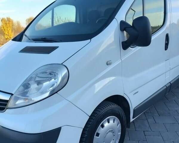 Белый Опель Виваро, объемом двигателя 2 л и пробегом 312 тыс. км за 10700 $, фото 1 на Automoto.ua