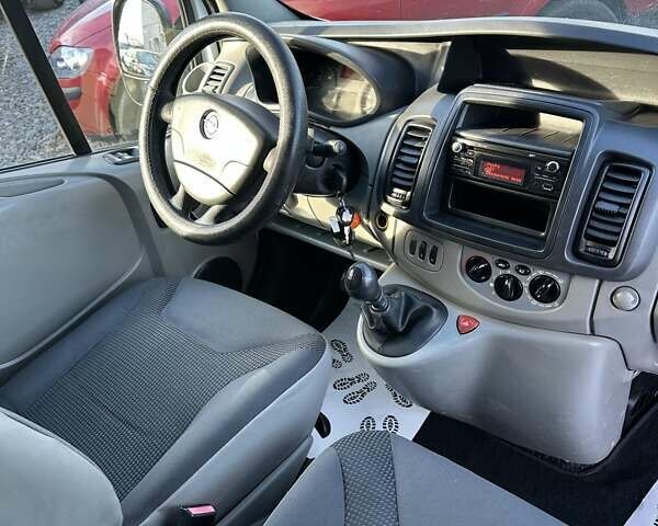 Белый Опель Виваро, объемом двигателя 2 л и пробегом 331 тыс. км за 10800 $, фото 4 на Automoto.ua