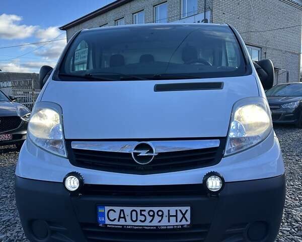 Белый Опель Виваро, объемом двигателя 2 л и пробегом 331 тыс. км за 10800 $, фото 2 на Automoto.ua