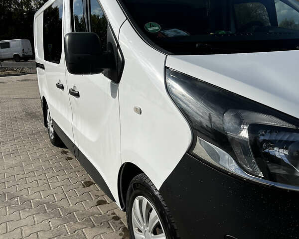 Белый Опель Виваро, объемом двигателя 1.6 л и пробегом 210 тыс. км за 10500 $, фото 3 на Automoto.ua