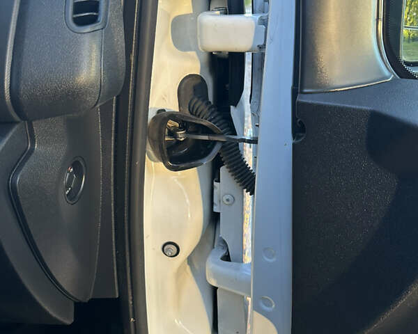 Белый Опель Виваро, объемом двигателя 1.6 л и пробегом 155 тыс. км за 15200 $, фото 23 на Automoto.ua