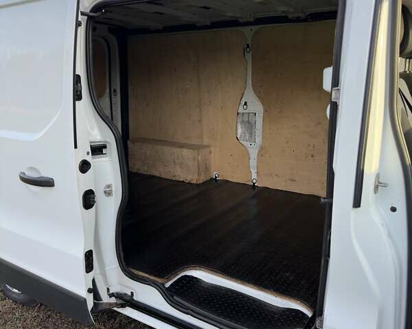 Белый Опель Виваро, объемом двигателя 1.6 л и пробегом 250 тыс. км за 12500 $, фото 4 на Automoto.ua