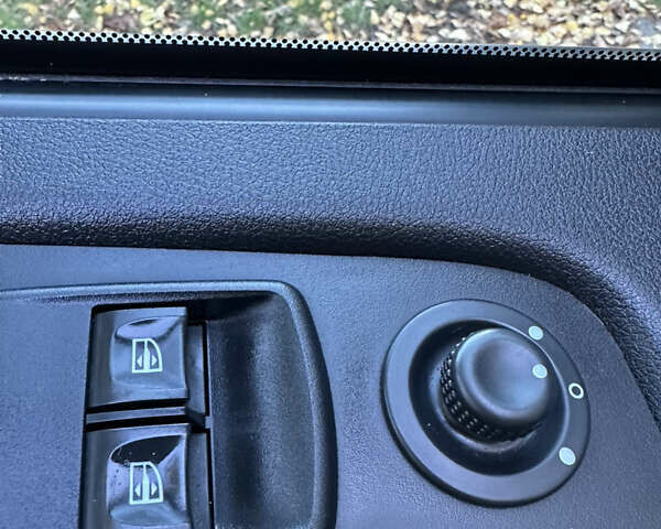 Белый Опель Виваро, объемом двигателя 1.6 л и пробегом 155 тыс. км за 15200 $, фото 31 на Automoto.ua