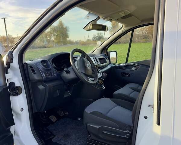 Белый Опель Виваро, объемом двигателя 1.6 л и пробегом 250 тыс. км за 12500 $, фото 5 на Automoto.ua