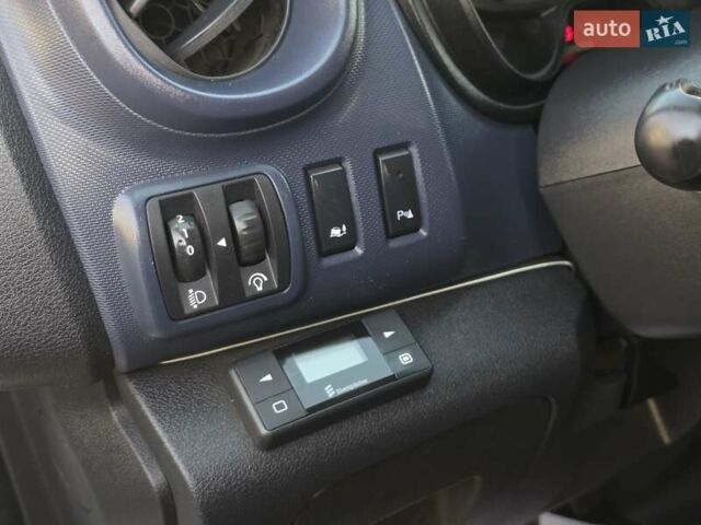 Белый Опель Виваро, объемом двигателя 1.6 л и пробегом 198 тыс. км за 10999 $, фото 23 на Automoto.ua