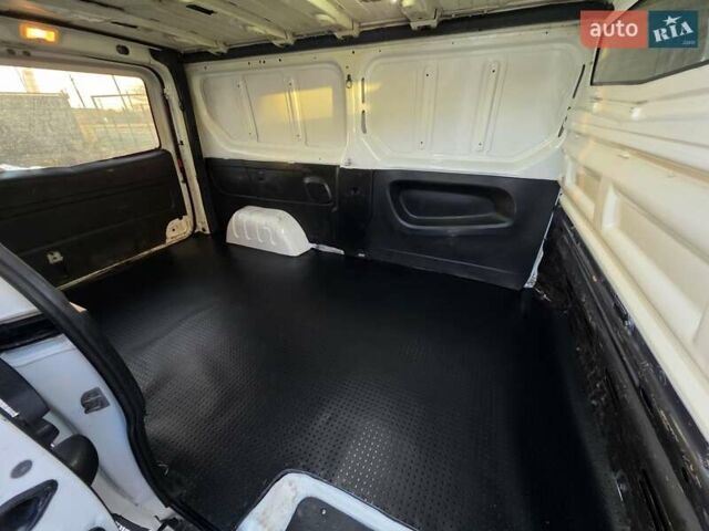 Белый Опель Виваро, объемом двигателя 1.6 л и пробегом 198 тыс. км за 10999 $, фото 17 на Automoto.ua