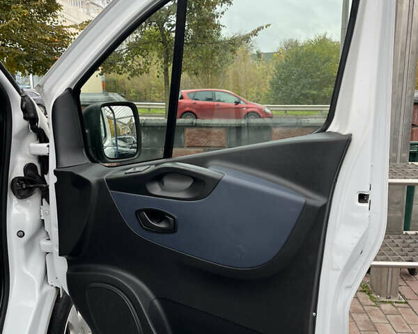 Белый Опель Виваро, объемом двигателя 1.6 л и пробегом 174 тыс. км за 12900 $, фото 16 на Automoto.ua