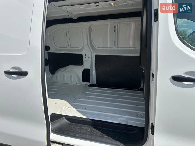 Белый Опель Виваро, объемом двигателя 1.5 л и пробегом 239 тыс. км за 13000 $, фото 3 на Automoto.ua
