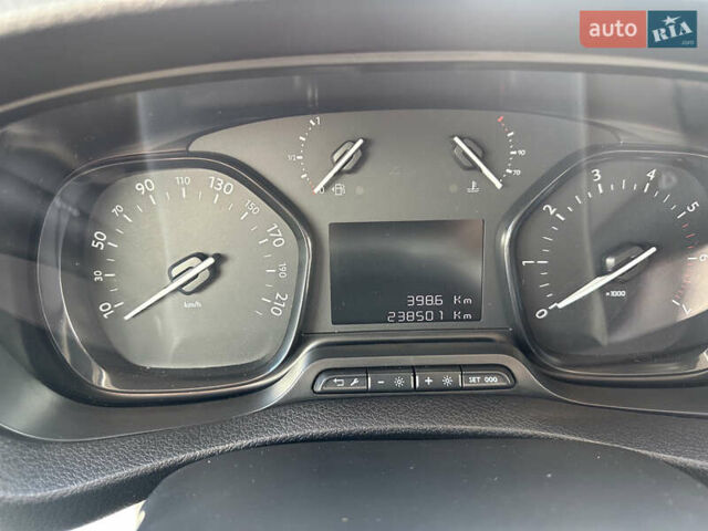 Белый Опель Виваро, объемом двигателя 1.5 л и пробегом 239 тыс. км за 13000 $, фото 16 на Automoto.ua