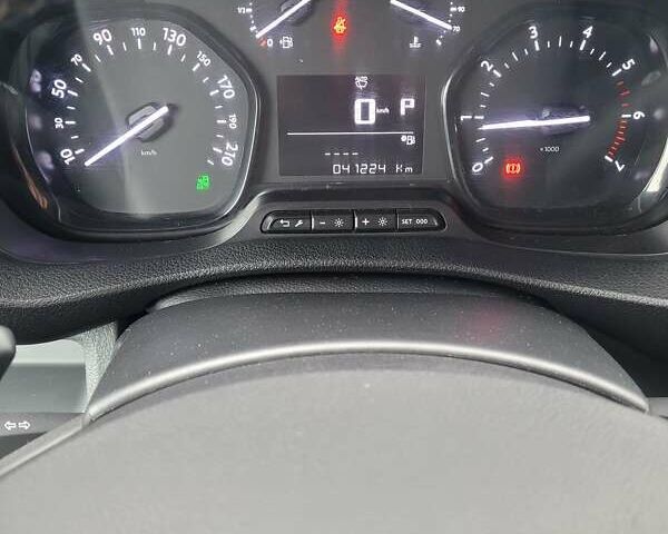 Белый Опель Виваро, объемом двигателя 2 л и пробегом 41 тыс. км за 22500 $, фото 26 на Automoto.ua