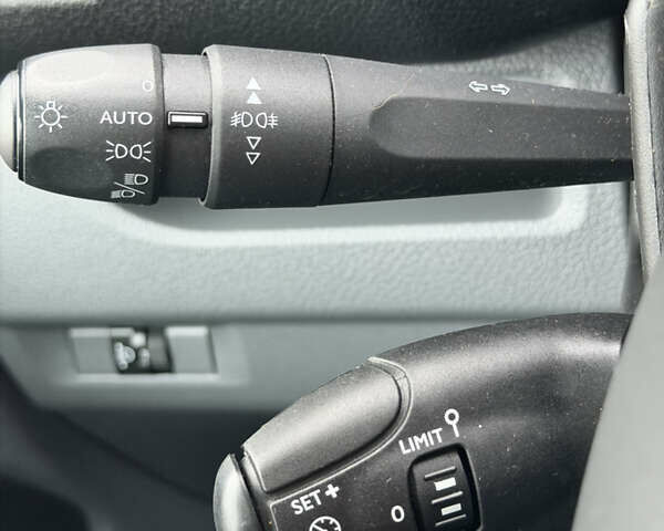 Белый Опель Виваро, объемом двигателя 2 л и пробегом 109 тыс. км за 19200 $, фото 24 на Automoto.ua