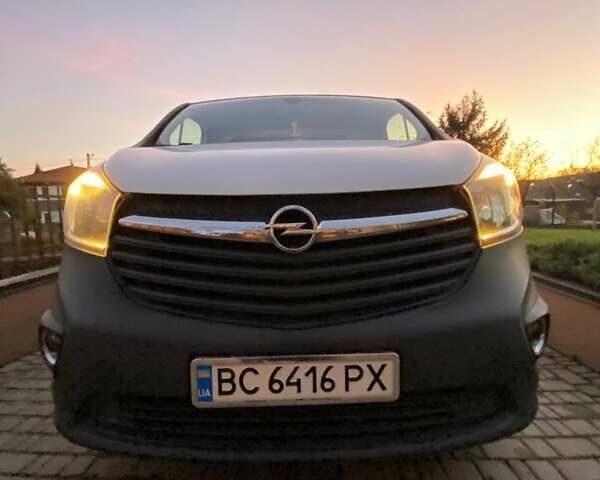 Белый Опель Виваро, объемом двигателя 1.6 л и пробегом 130 тыс. км за 15000 $, фото 2 на Automoto.ua