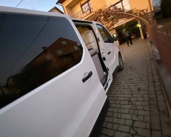 Белый Опель Виваро, объемом двигателя 1.6 л и пробегом 130 тыс. км за 15000 $, фото 11 на Automoto.ua