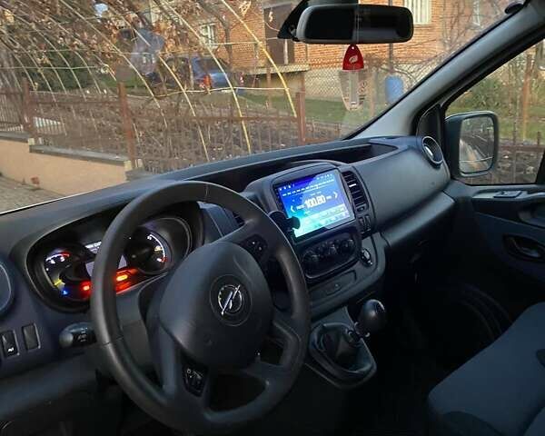 Белый Опель Виваро, объемом двигателя 1.6 л и пробегом 130 тыс. км за 15000 $, фото 23 на Automoto.ua