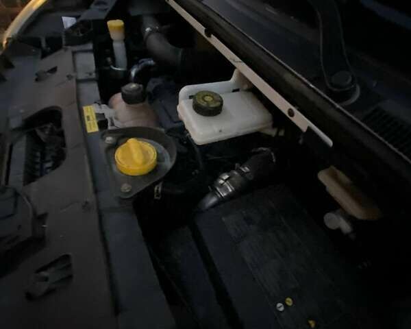 Белый Опель Виваро, объемом двигателя 1.6 л и пробегом 130 тыс. км за 15000 $, фото 28 на Automoto.ua