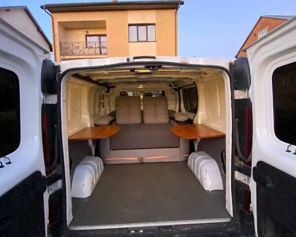 Белый Опель Виваро, объемом двигателя 1.6 л и пробегом 130 тыс. км за 15000 $, фото 14 на Automoto.ua