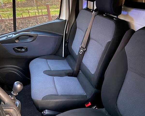 Белый Опель Виваро, объемом двигателя 1.6 л и пробегом 130 тыс. км за 15000 $, фото 18 на Automoto.ua