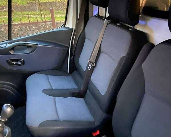 Белый Опель Виваро, объемом двигателя 1.6 л и пробегом 130 тыс. км за 15000 $, фото 22 на Automoto.ua