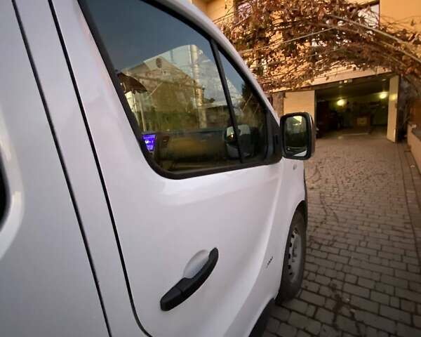 Белый Опель Виваро, объемом двигателя 1.6 л и пробегом 130 тыс. км за 15000 $, фото 4 на Automoto.ua