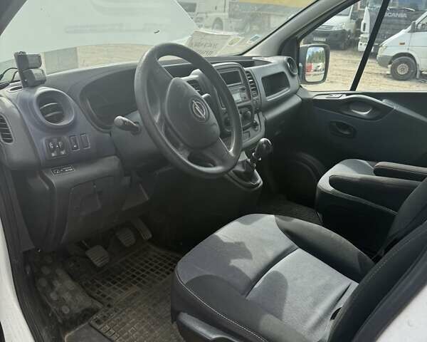 Белый Опель Виваро, объемом двигателя 1.6 л и пробегом 135 тыс. км за 15000 $, фото 7 на Automoto.ua