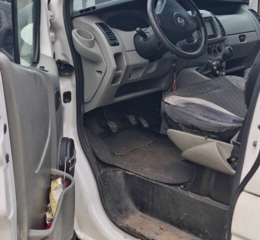 Белый Опель Виваро, объемом двигателя 1.9 л и пробегом 393 тыс. км за 5200 $, фото 5 на Automoto.ua