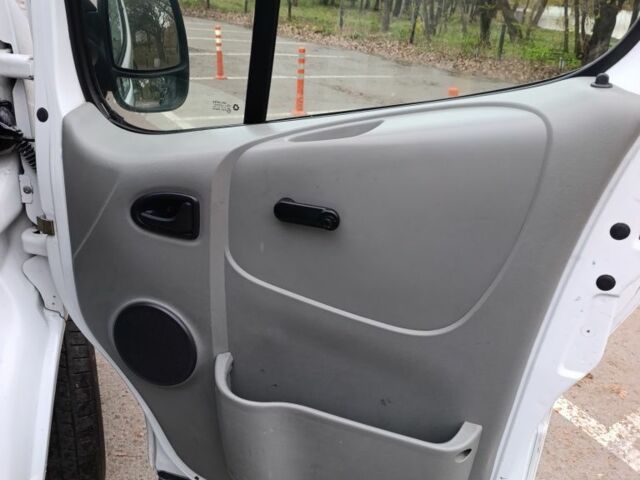 Білий Опель Віваро, об'ємом двигуна 1.9 л та пробігом 386 тис. км за 5800 $, фото 7 на Automoto.ua