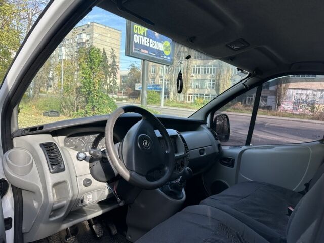 Белый Опель Виваро, объемом двигателя 1.9 л и пробегом 450 тыс. км за 4400 $, фото 5 на Automoto.ua