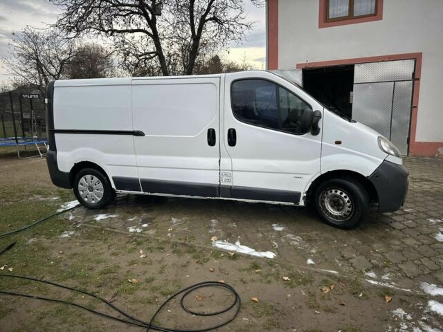 Белый Опель Виваро, объемом двигателя 2.5 л и пробегом 300 тыс. км за 5500 $, фото 1 на Automoto.ua