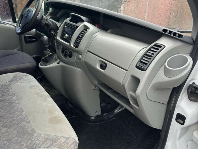 Белый Опель Виваро, объемом двигателя 2.5 л и пробегом 300 тыс. км за 5500 $, фото 6 на Automoto.ua