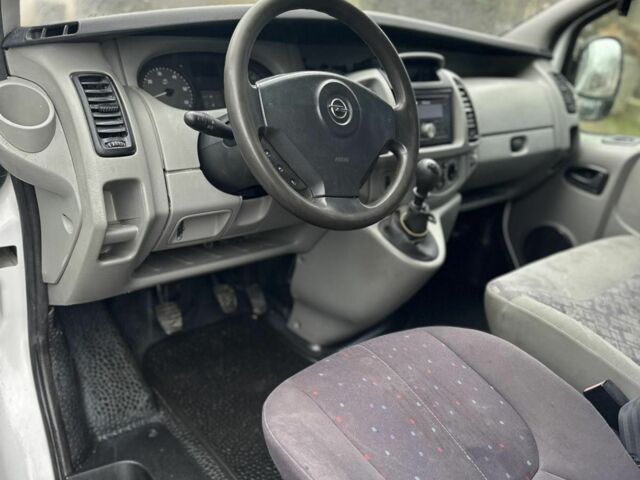 Белый Опель Виваро, объемом двигателя 2.5 л и пробегом 300 тыс. км за 5500 $, фото 5 на Automoto.ua