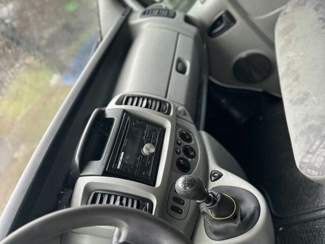 Белый Опель Виваро, объемом двигателя 2.5 л и пробегом 300 тыс. км за 5500 $, фото 4 на Automoto.ua