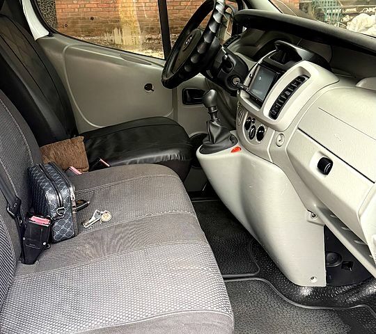 Белый Опель Виваро, объемом двигателя 1.9 л и пробегом 535 тыс. км за 4700 $, фото 3 на Automoto.ua