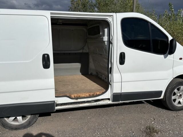 Белый Опель Виваро, объемом двигателя 1.9 л и пробегом 235 тыс. км за 6500 $, фото 3 на Automoto.ua