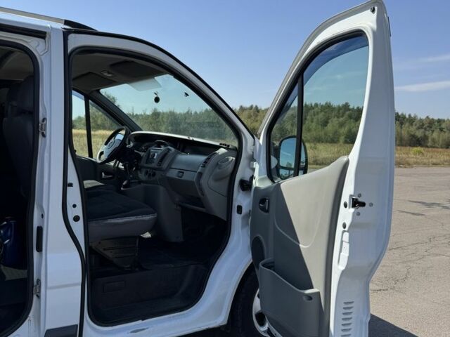 Белый Опель Виваро, объемом двигателя 2.5 л и пробегом 223 тыс. км за 8800 $, фото 12 на Automoto.ua
