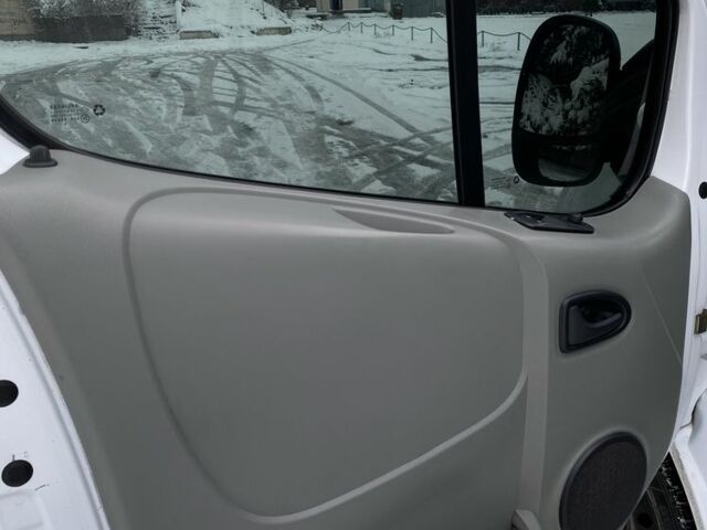 Белый Опель Виваро, объемом двигателя 2 л и пробегом 270 тыс. км за 6999 $, фото 8 на Automoto.ua